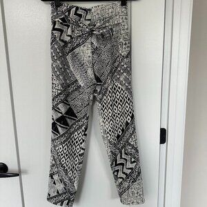 BCGBMaxAzria Women's Black & White High-Rise Ethnic Print Size: X-Small